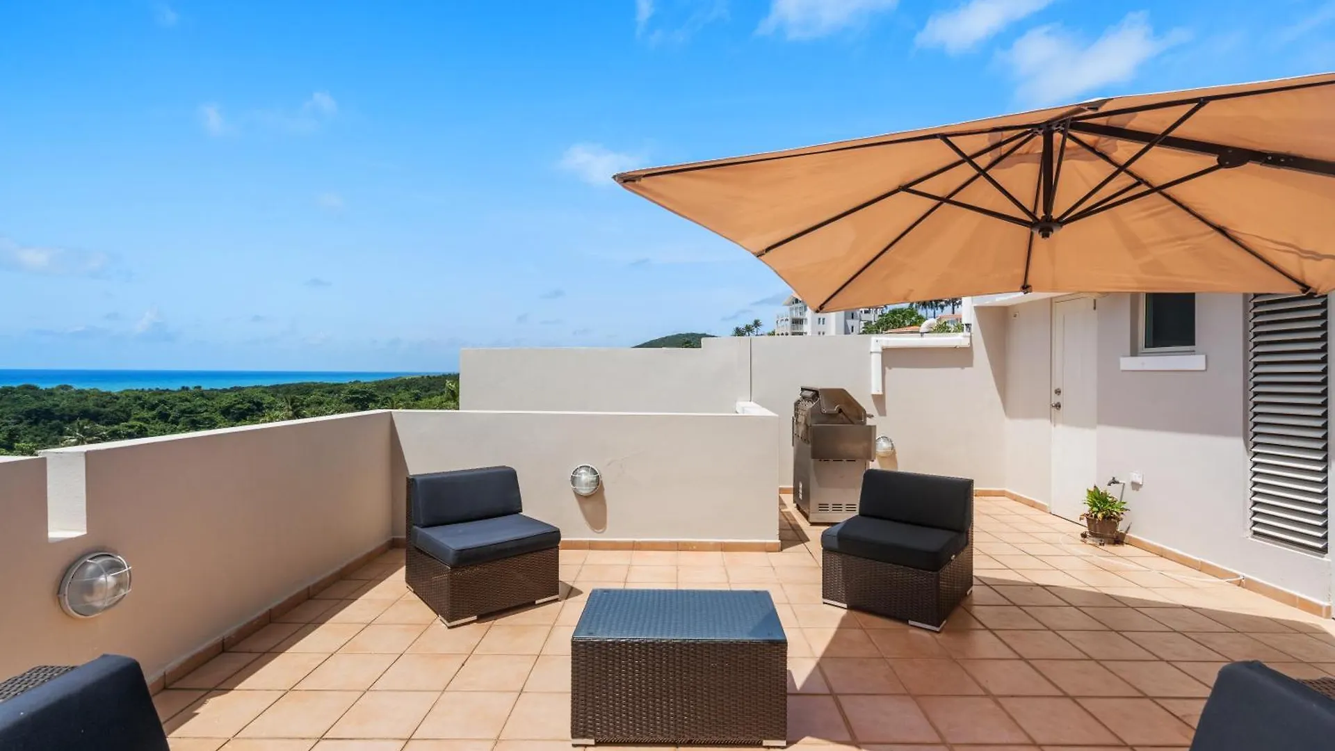 Villa At Palmas With Jacuzzi, Rooftop, Generator 24-7 Humacao Porto Rico