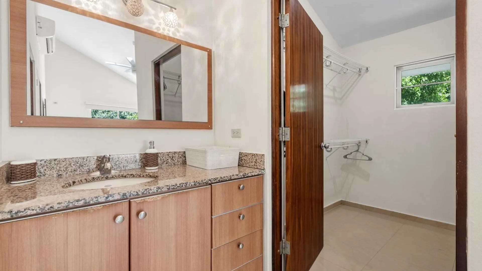 Villa At Palmas With Jacuzzi, Rooftop, Generator 24-7 Humacao