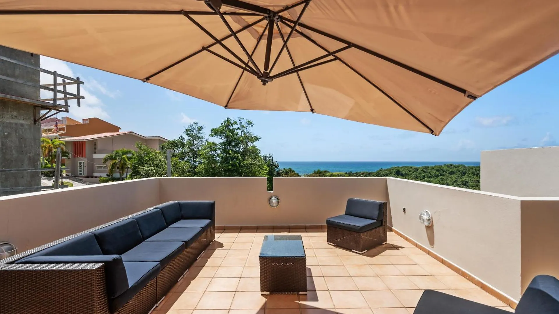 Villa At Palmas With Jacuzzi, Rooftop, Generator 24-7 Humacao