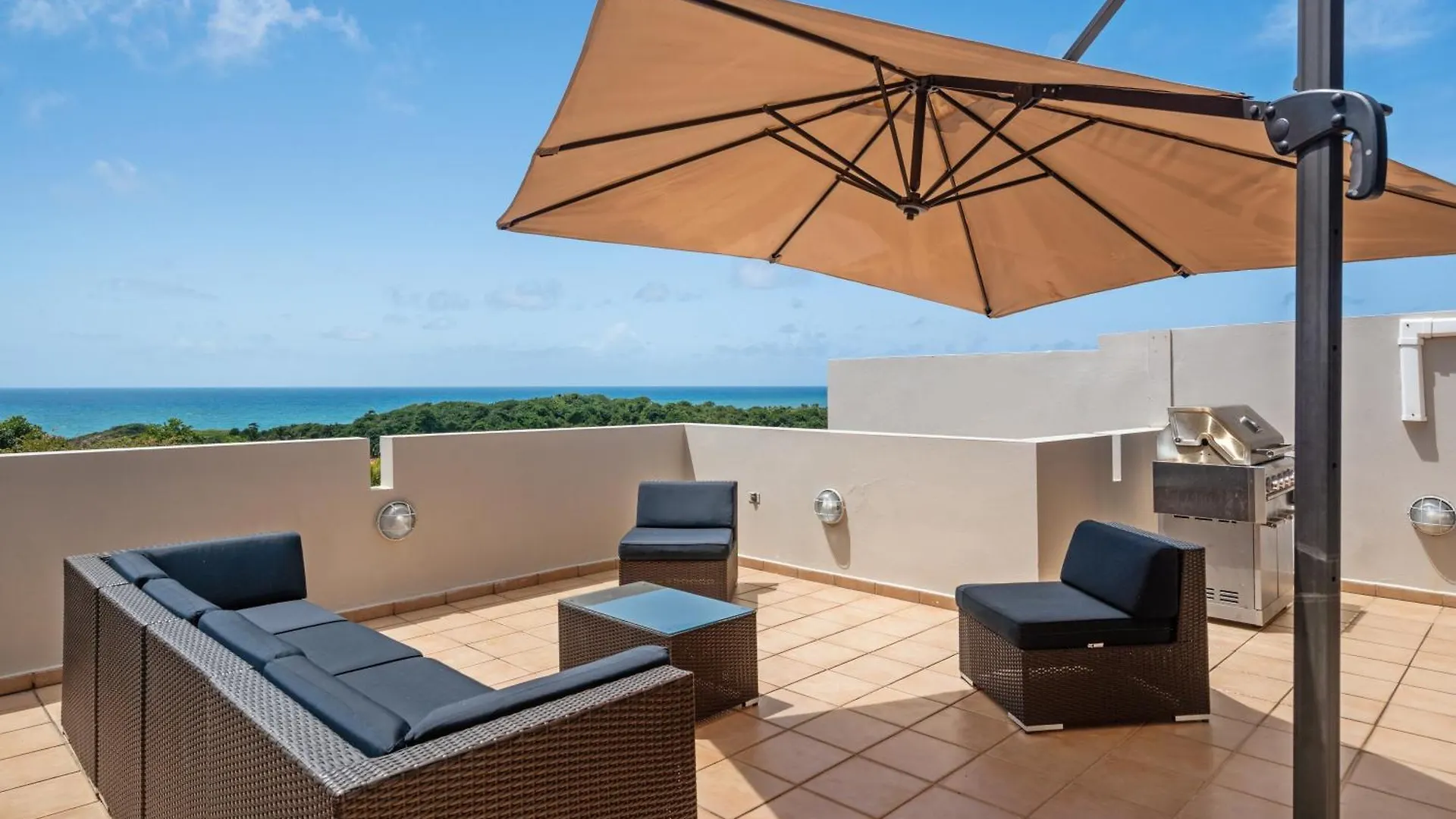 Villa At Palmas With Jacuzzi, Rooftop, Generator 24-7 Humacao